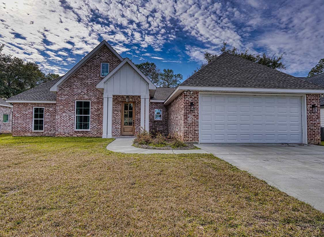 Brick custom home with attached garage in Picayune MS